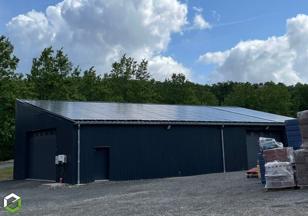 Panneaux solaires 100 kWc installés sur la toiture d'un bâtiment professionnel