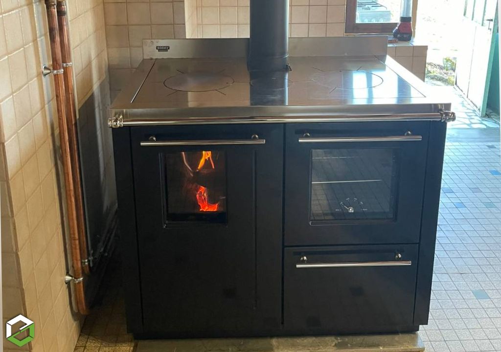 installation d'une cuisinière bois bûches bouilleur avec four de grande capacité