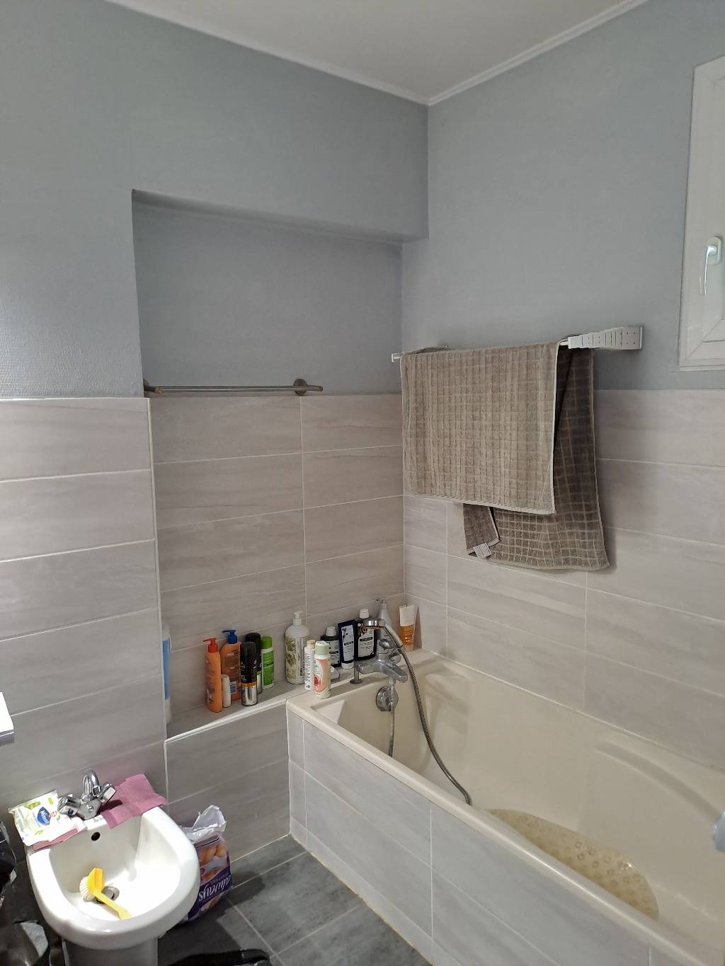 Travaux d'amélioration de l'accessibilité PMR d'une salle de bain avec remplacement d'une baignoire par une douche 