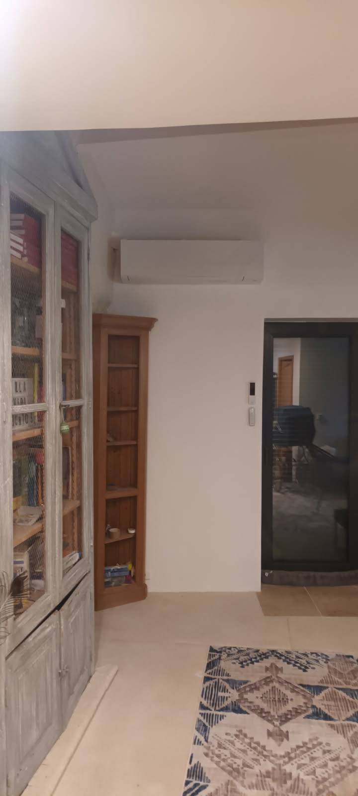 Installation d'une climatisation monosplit réversible de marque Carrier (Lot - 46800)