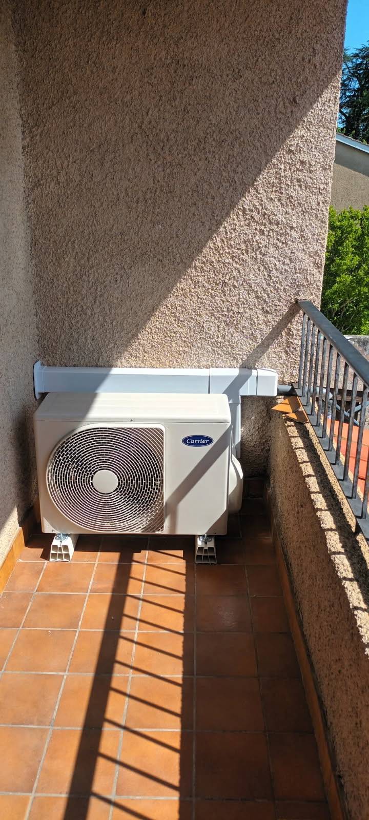Installation d'une climatisation bisplit réversible de marque Carrier (Lot - 46090)
