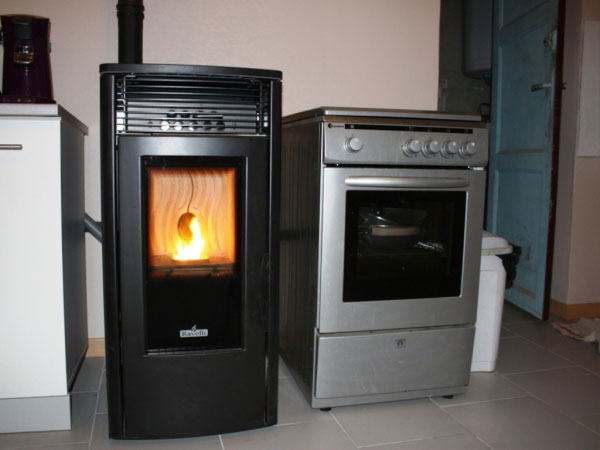 Installation Poêle à granulés de bois Ravelli  par une entreprise certifiée RGE QualiBois